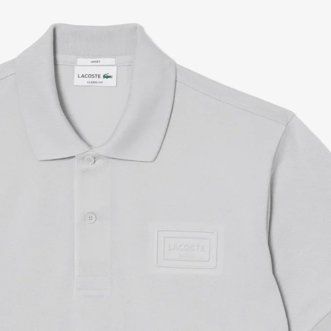 Polo com corte clássico e logótipo em relevo
