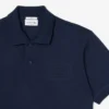 Polo com corte clássico e logótipo em relevo