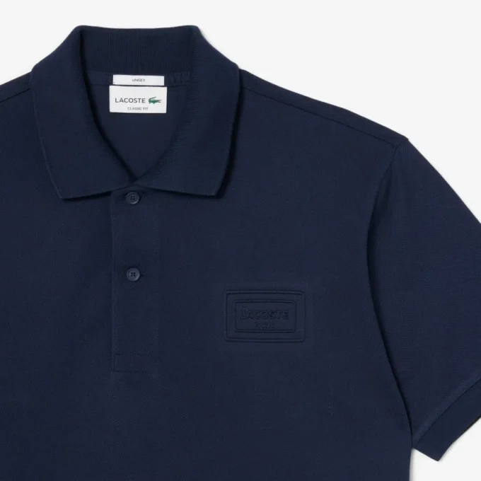 Polo com corte clássico e logótipo em relevo