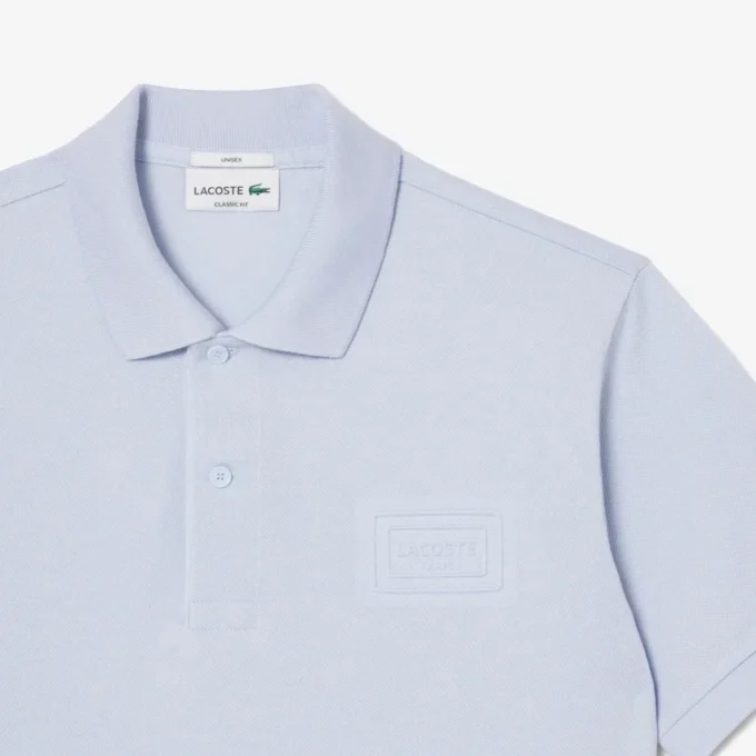 Polo com corte clássico e logótipo em relevo