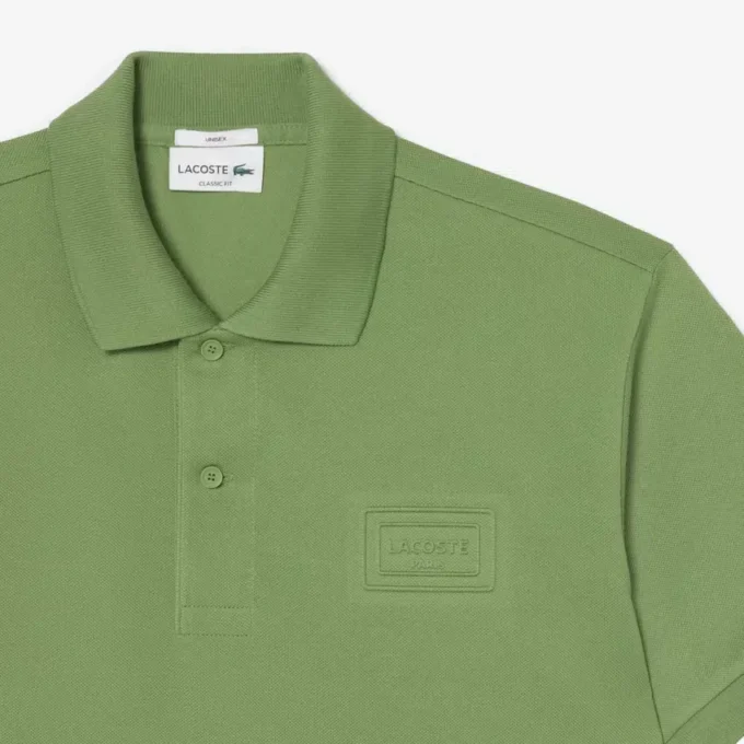 Polo com corte clássico e logótipo em relevo