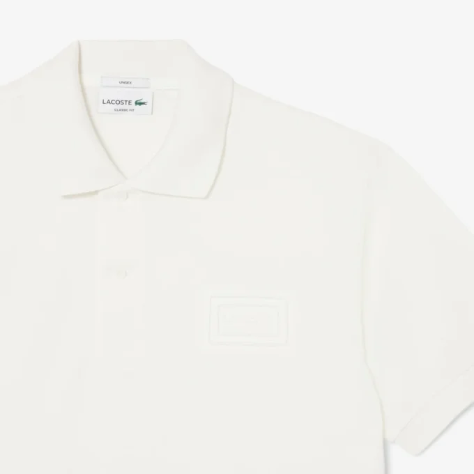 Polo com corte clássico e logótipo em relevo