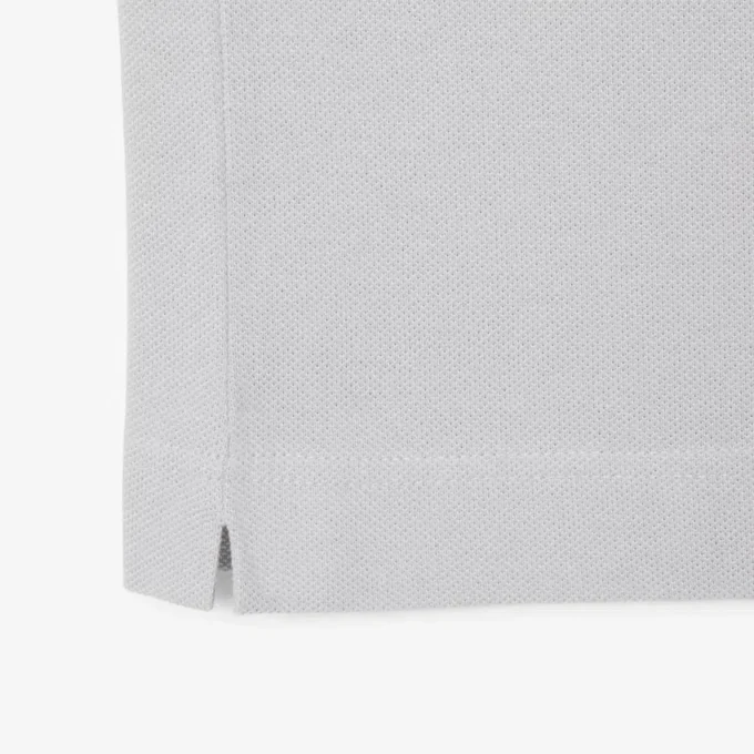 Polo com corte clássico e logótipo em relevo