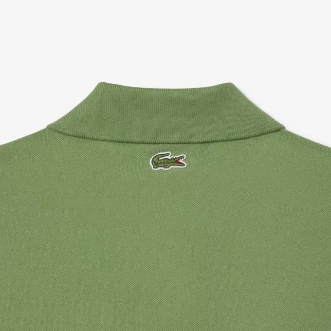 Polo com corte clássico e logótipo em relevo
