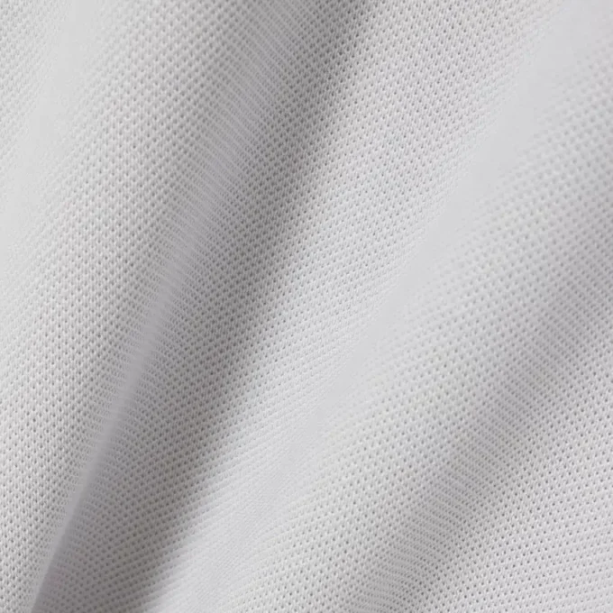 Polo com corte clássico e logótipo em relevo