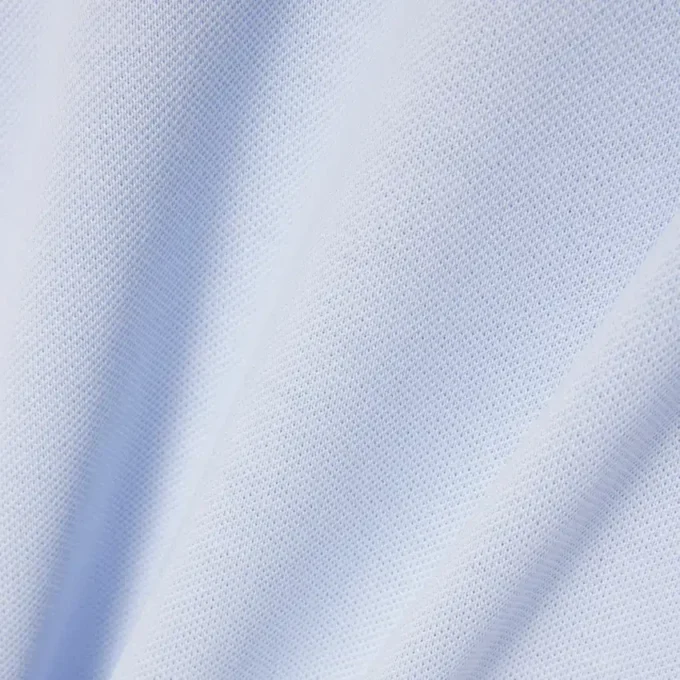 Polo com corte clássico e logótipo em relevo