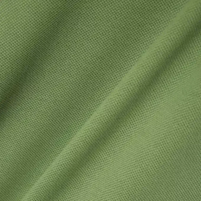 Polo com corte clássico e logótipo em relevo