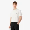Polo com riscas e logótipo, corte regular