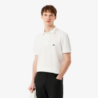 Polo com riscas e logótipo, corte regular