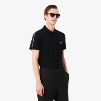 Polo com riscas e logótipo, corte regular
