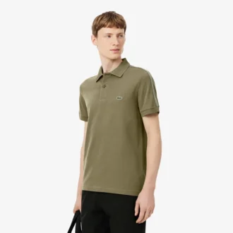 Polo com riscas e logótipo, corte regular