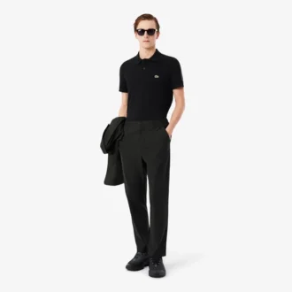 Polo com riscas e logótipo, corte regular