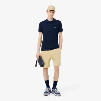 Polo com riscas e logótipo, corte regular