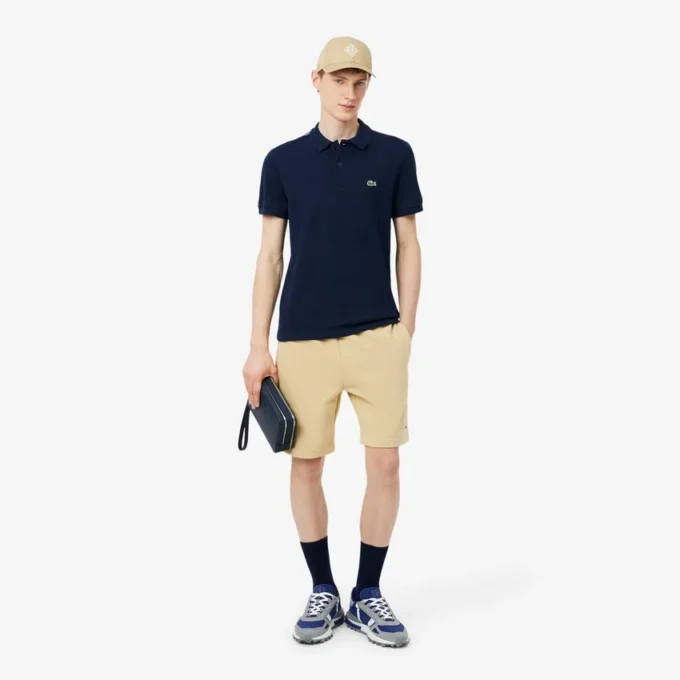 Polo com riscas e logótipo, corte regular