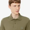 Polo com riscas e logótipo, corte regular