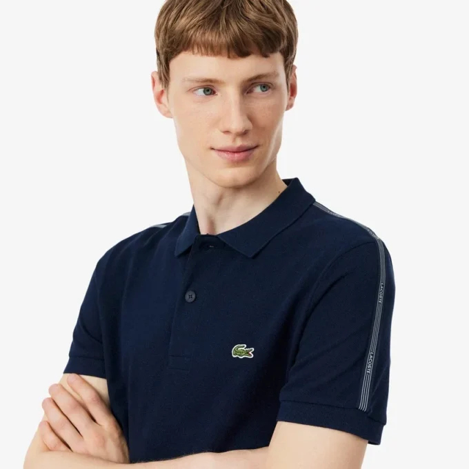 Polo com riscas e logótipo, corte regular