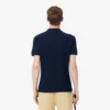 Polo com riscas e logótipo, corte regular