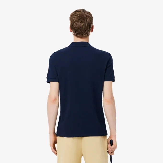 Polo com riscas e logótipo, corte regular