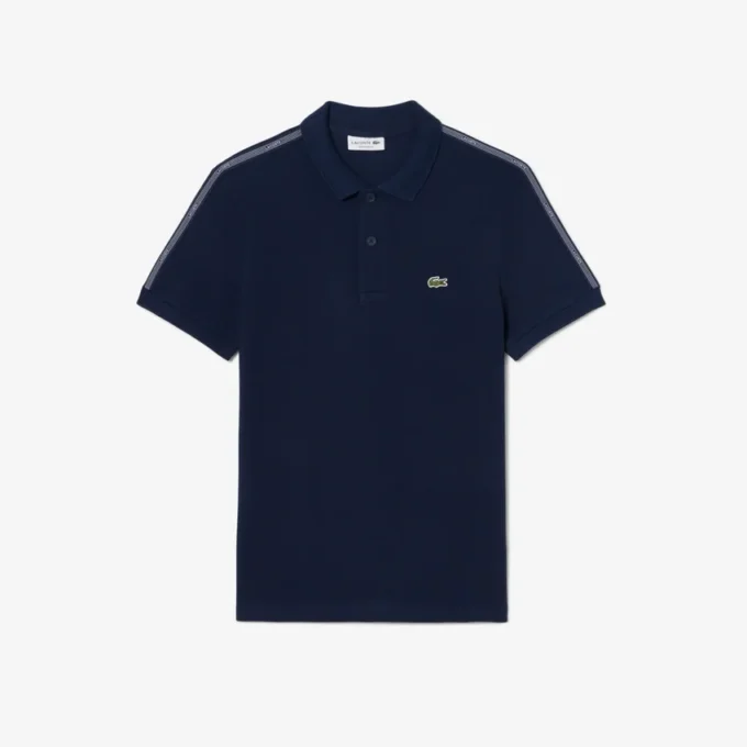 Polo com riscas e logótipo, corte regular