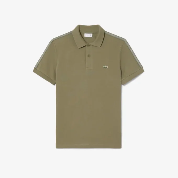 Polo com riscas e logótipo, corte regular