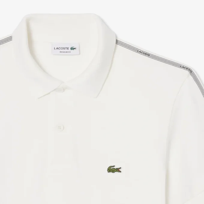 Polo com riscas e logótipo, corte regular