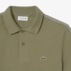 Polo com riscas e logótipo, corte regular