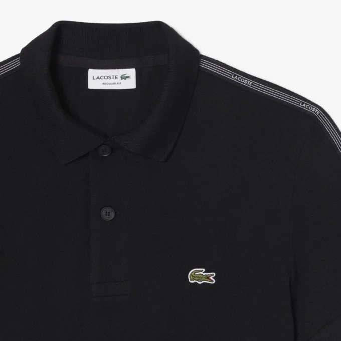 Polo com riscas e logótipo, corte regular