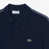 Polo com riscas e logótipo, corte regular