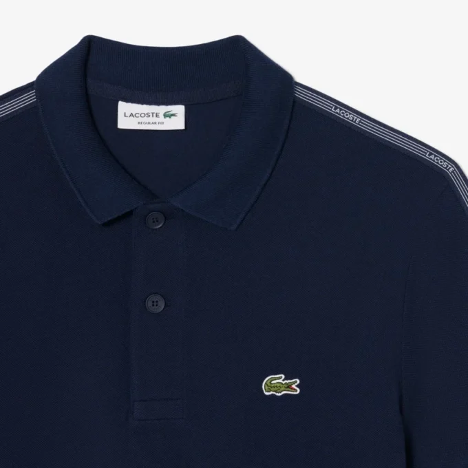 Polo com riscas e logótipo, corte regular