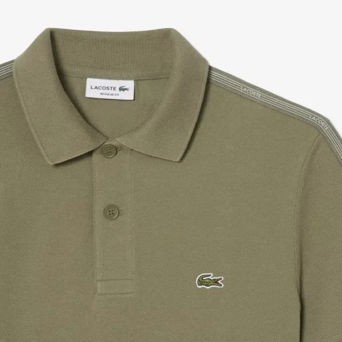 Polo com riscas e logótipo, corte regular