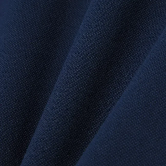 Polo com riscas e logótipo, corte regular