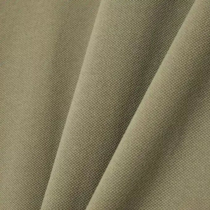 Polo com riscas e logótipo, corte regular