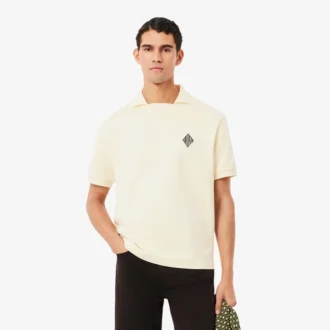 Polo de malha com efeito de cetim e corte largo com emblema