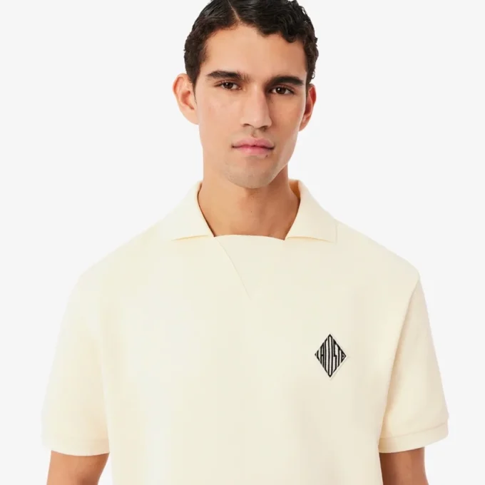Polo de malha com efeito de cetim e corte largo com emblema