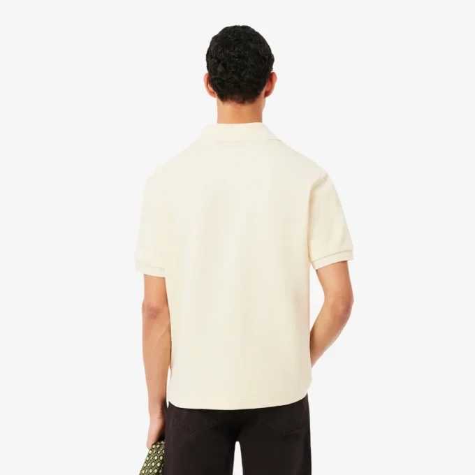 Polo de malha com efeito de cetim e corte largo com emblema