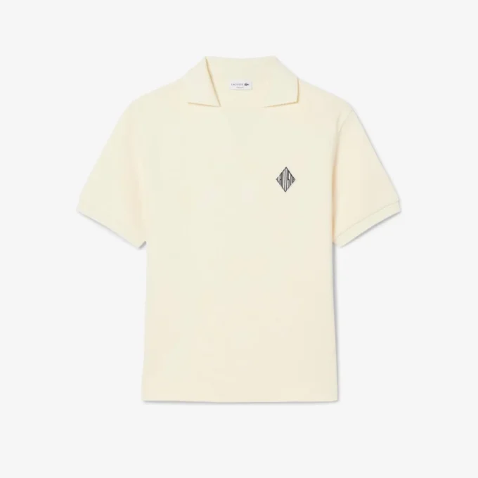 Polo de malha com efeito de cetim e corte largo com emblema