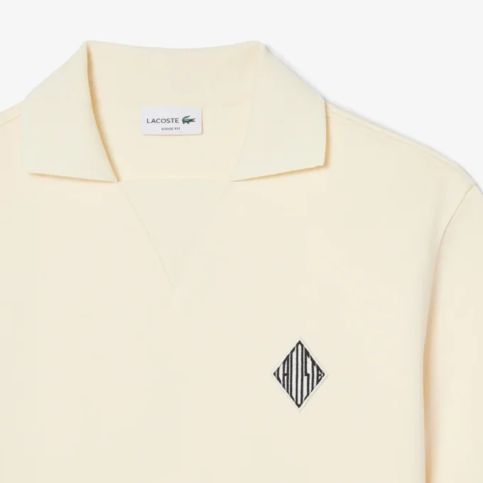 Polo de malha com efeito de cetim e corte largo com emblema