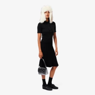 Polo feminino de malha canelada felpuda com corte justo