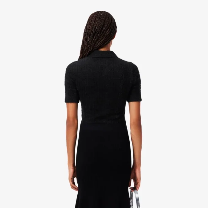 Polo feminino de malha canelada felpuda com corte justo