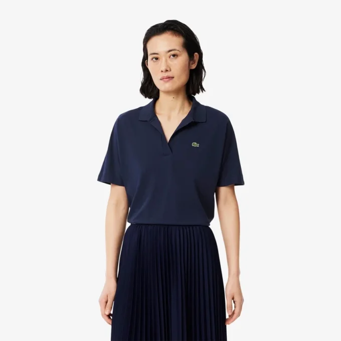 Polo feminino de malha piqué com corte descontraído