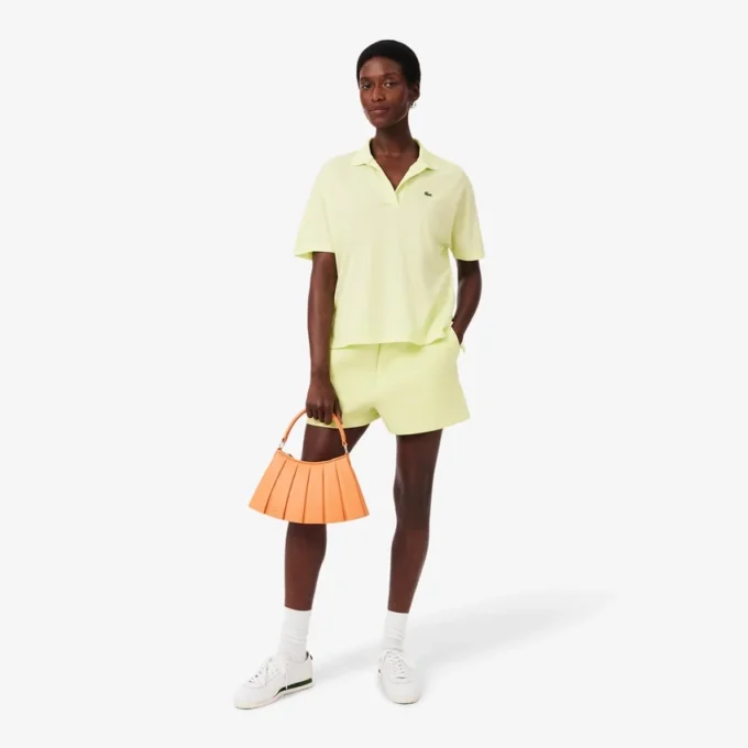Polo feminino de malha piqué com corte descontraído