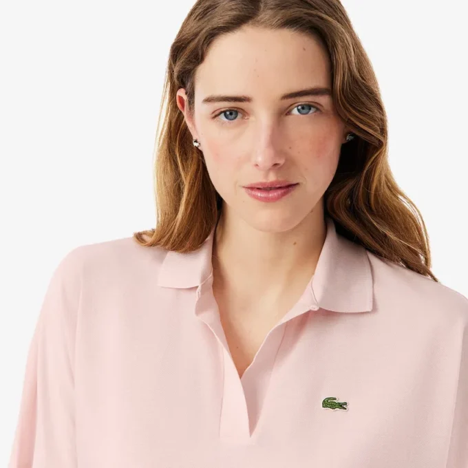 Polo feminino de malha piqué com corte descontraído
