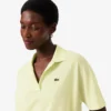 Polo feminino de malha piqué com corte descontraído