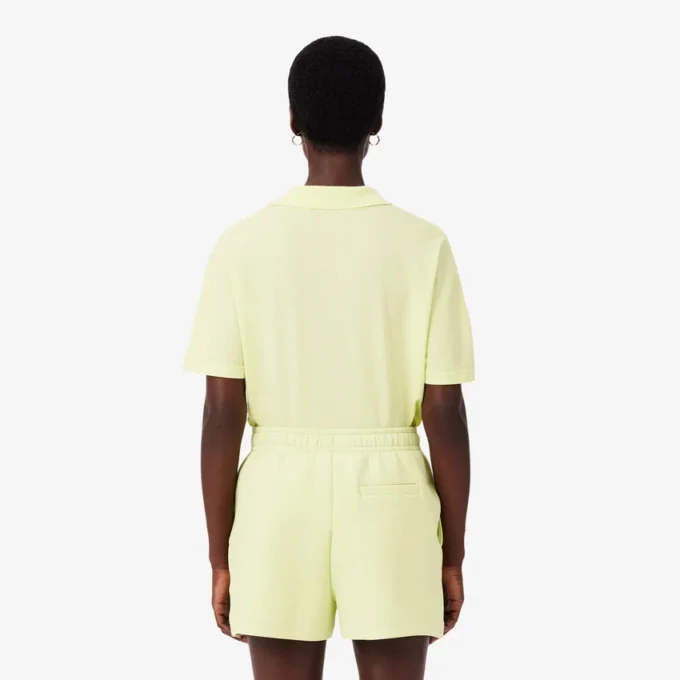 Polo feminino de malha piqué com corte descontraído