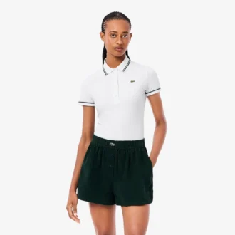 Polo feminino L.12.D de corte justo com detalhes de acabamento