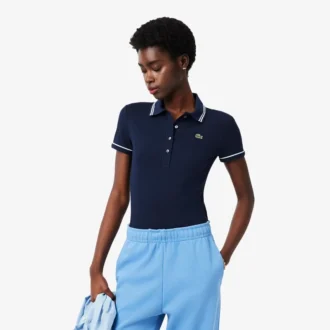 Polo feminino L.12.D de corte justo com detalhes de acabamento