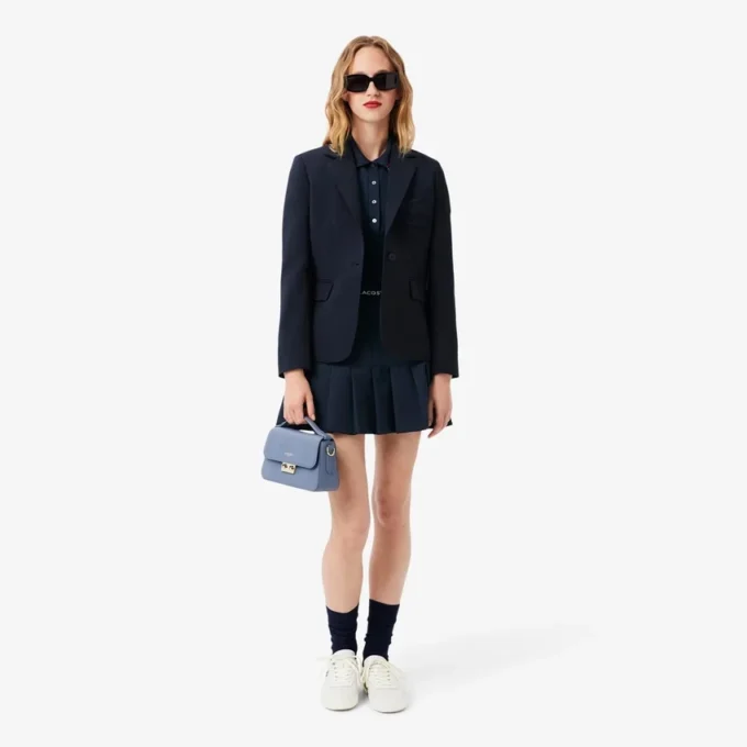 Polo feminino L.12.D de corte justo com detalhes de acabamento