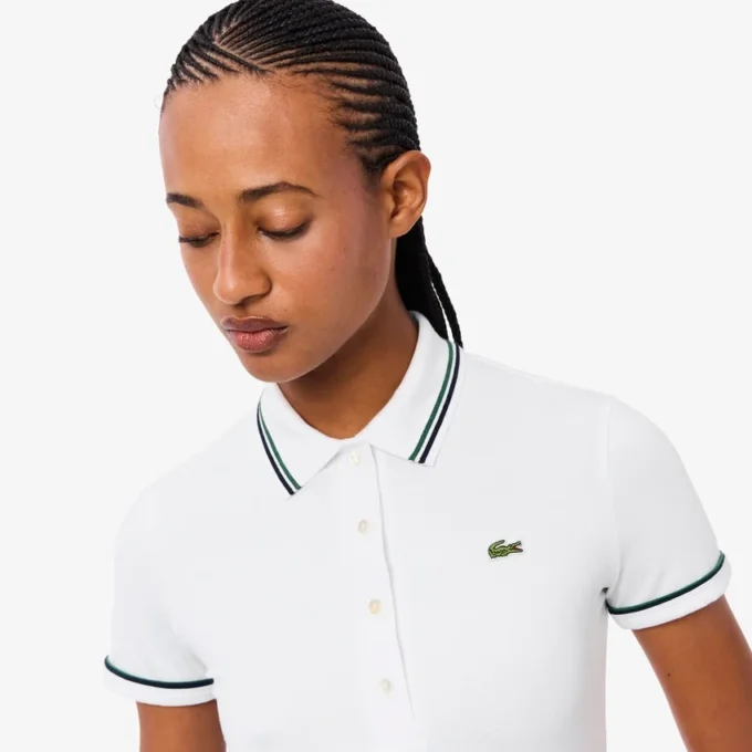 Polo feminino L.12.D de corte justo com detalhes de acabamento