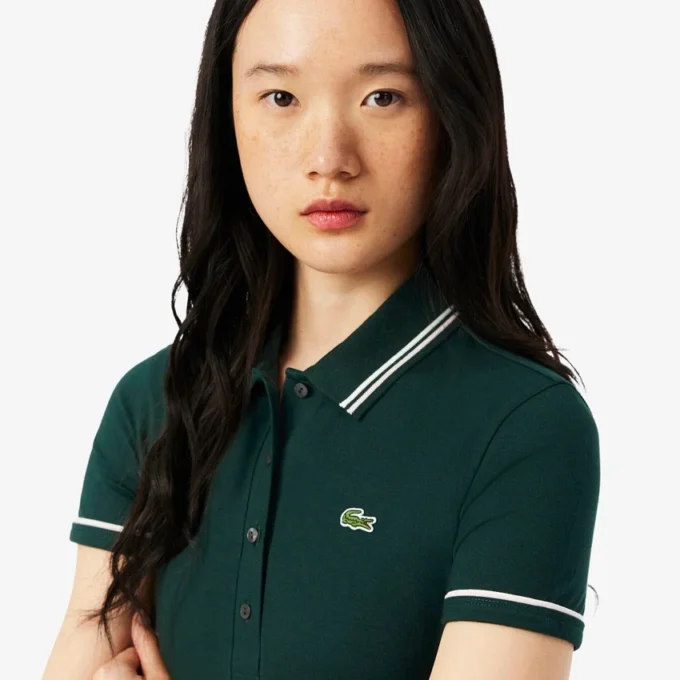 Polo feminino L.12.D de corte justo com detalhes de acabamento