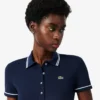 Polo feminino L.12.D de corte justo com detalhes de acabamento